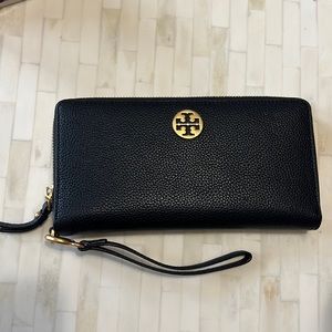 Tory Burch Everly Passport Continental Wallet